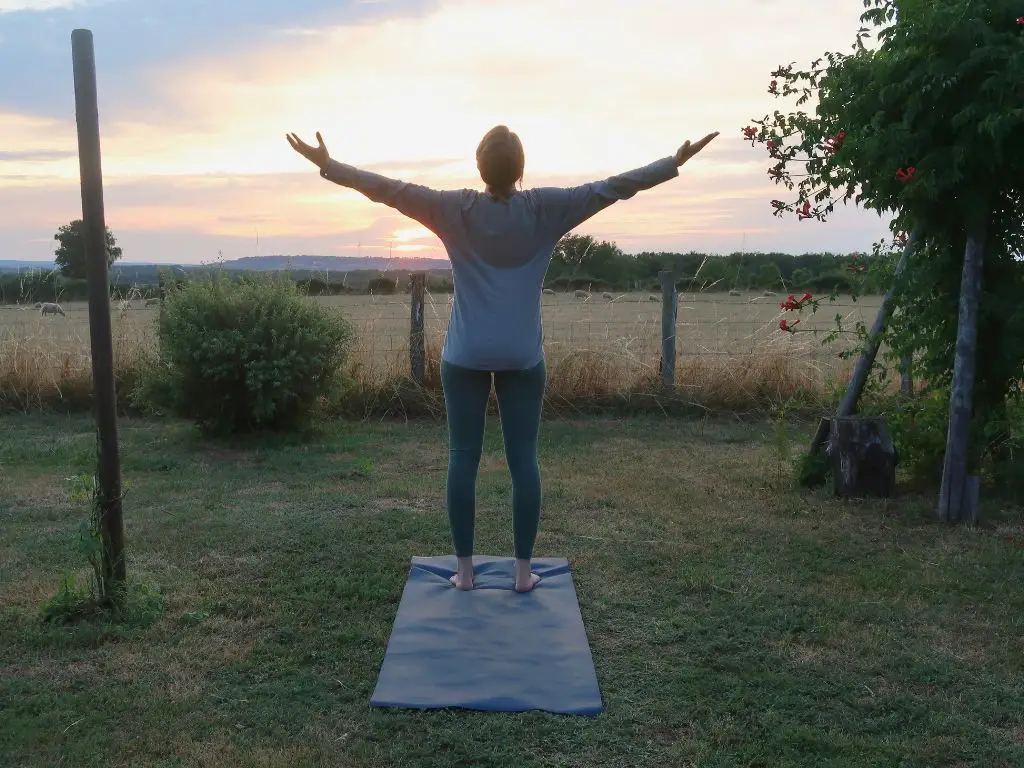 Beckenbodenyoga Lehrerin Sophie übt draußen im Sonnenuntergang