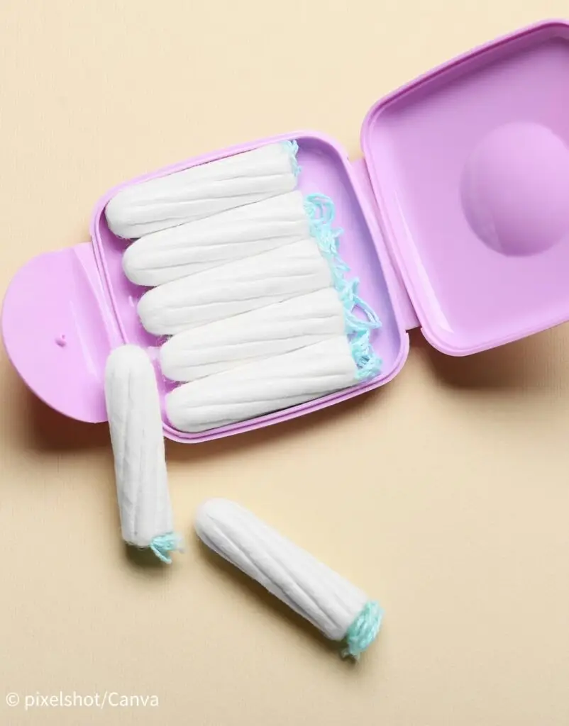 Wie gesund sind Tampons wirklich? Auf dem Bild liegen Tampons in einem rosa Aufbewahrungsbehälter