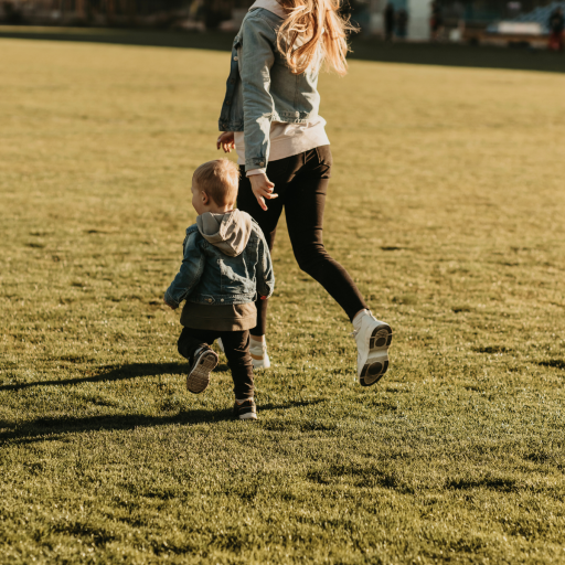 Ohne Sorge vor Pipi-Unfällen wieder mit den eigenen Kindern toben – dank Beckenboden-Yoga geht das für Lyra wieder!