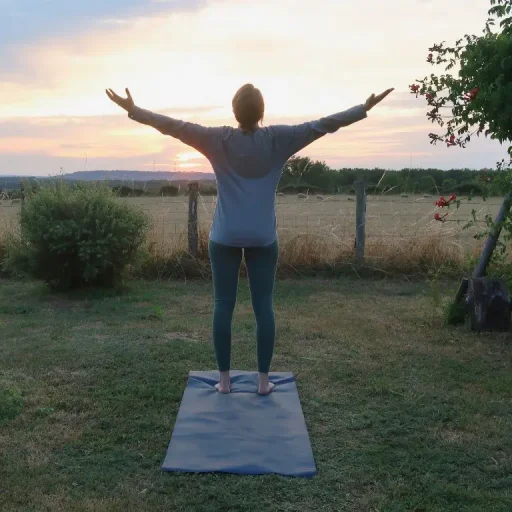 Beckenbodenyoga Lehrerin Sophie übt draußen im Sonnenuntergang